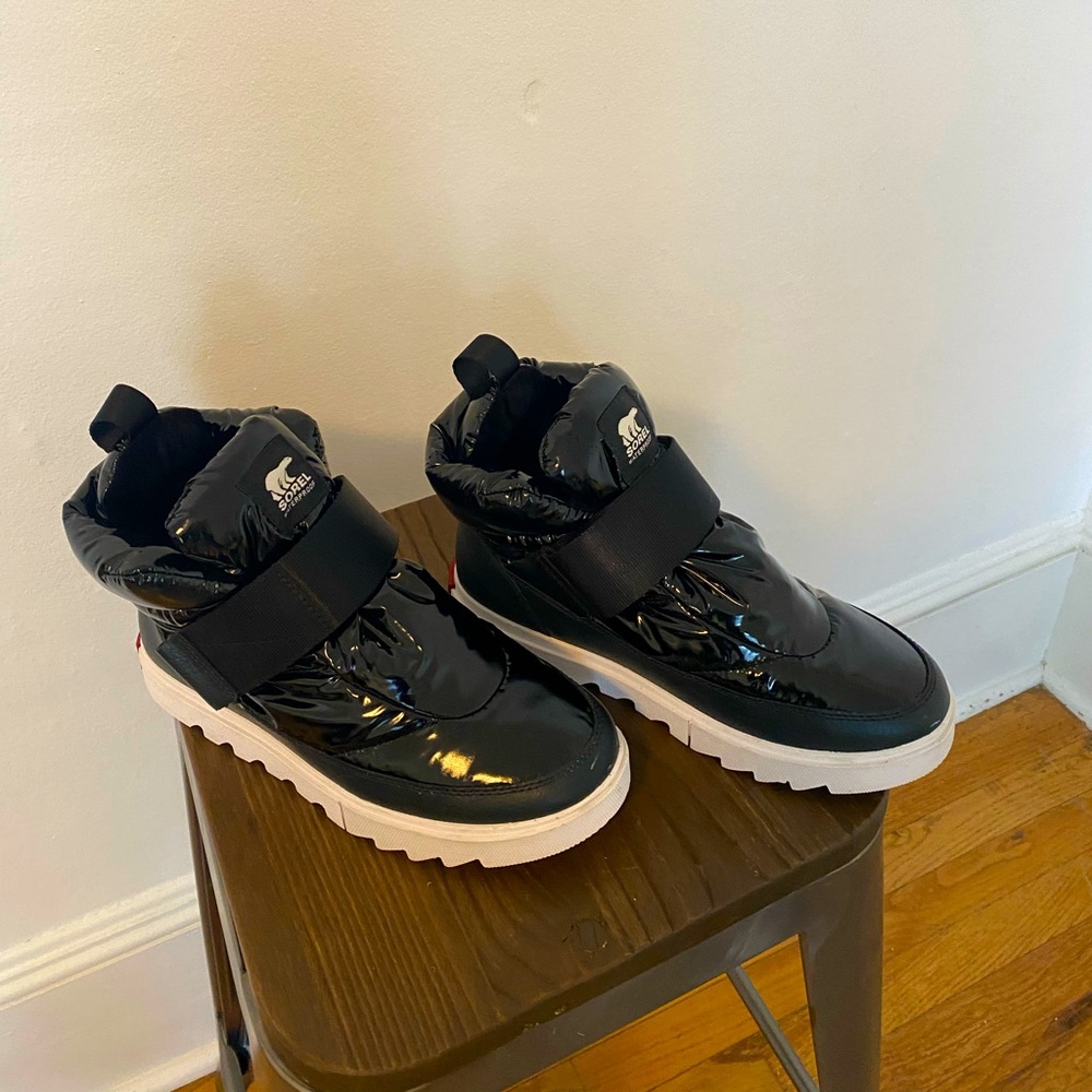 SOREL JOAN OF ARCTIC NEXT LITE STRAP PUFFY BOOTS